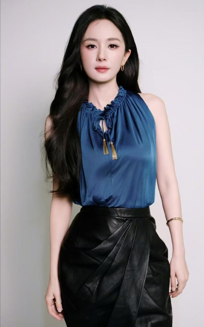 杨幂和刘恺威当年体面分开，很多人到现在还在扯什么八卦绯闻，其实根本没聊到真正的死穴。
真正把一段婚姻磨平的，从来不是什么惊天动地的狗血剧，就是现实里最无解的两个字：太忙。
那几年杨幂接戏是什么阵仗？背着几亿的对赌协议，一年恨不得拍四五部戏，脚底踩着风火轮在各大影视城连轴转。
只要稍微松一口气，