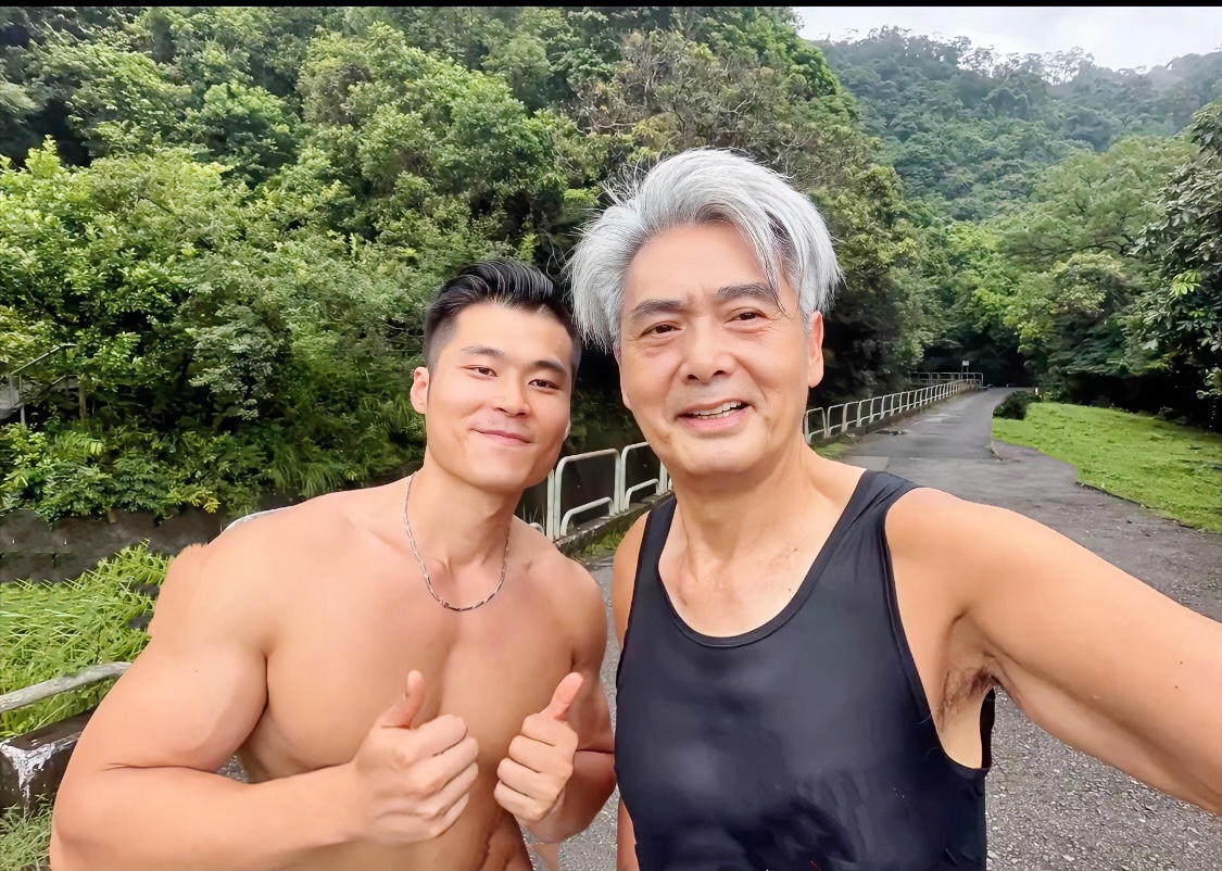 71岁周润发被网友在香港山上偶遇跑步！一身黑衣，跑得大汗淋漓，精气神特别足，跑完一大圈，体力依旧在线 上热门 搞笑