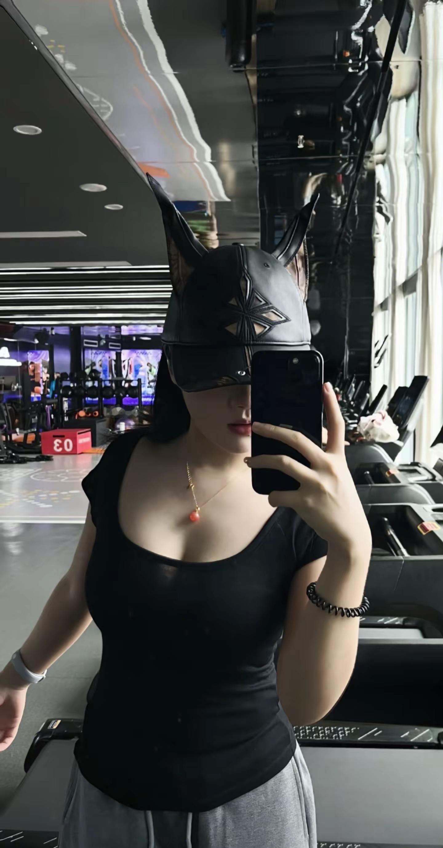 <p>夏天该有的样子 自律的顶端就是享受孤独 爱健身的小姐姐 休闲穿搭...