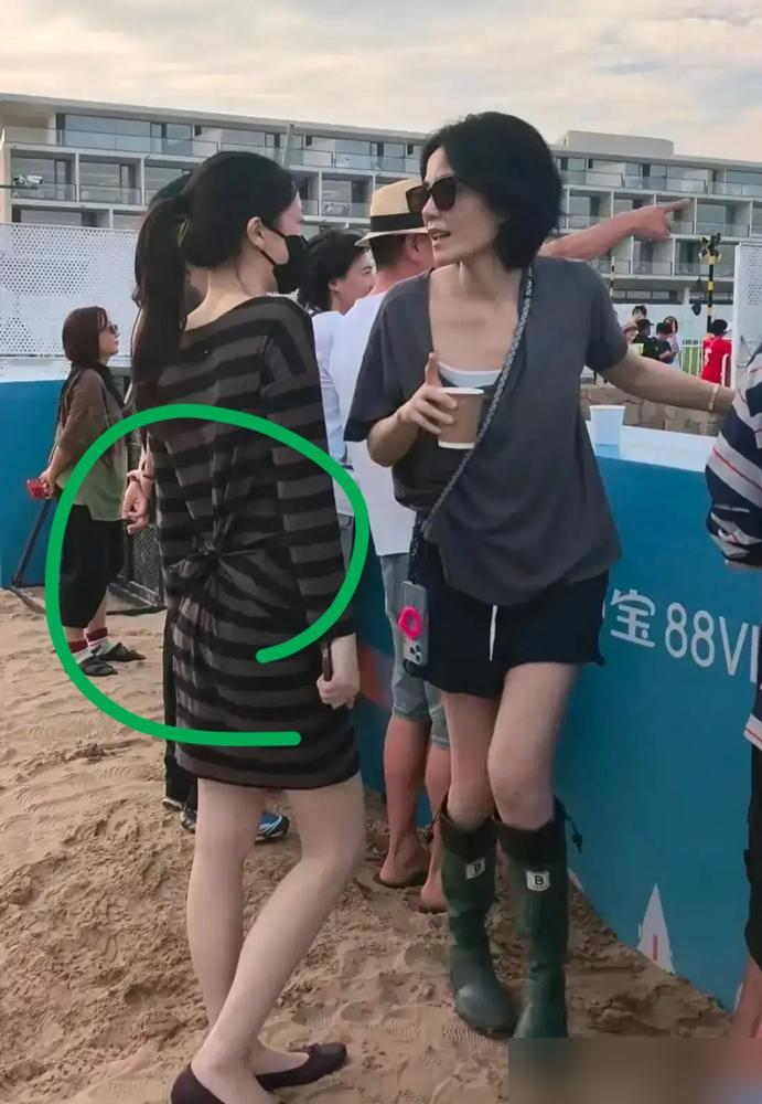 19岁李嫣音乐节改裙子，这操作打脸太多养娃家长。
阿那亚虾米音乐节，李嫣穿长裙不方便，直接当众把裙摆打结改成短裙，全程自在大方，半点儿不扭捏，完全不在意周围镜头。
她读一年超百万学费的瑞士贵族学校，王菲从小给她的教育就是你可以不太乖，但不能学坏，从来不逼她符合规则，也不拿框架捆着她。
不少家庭