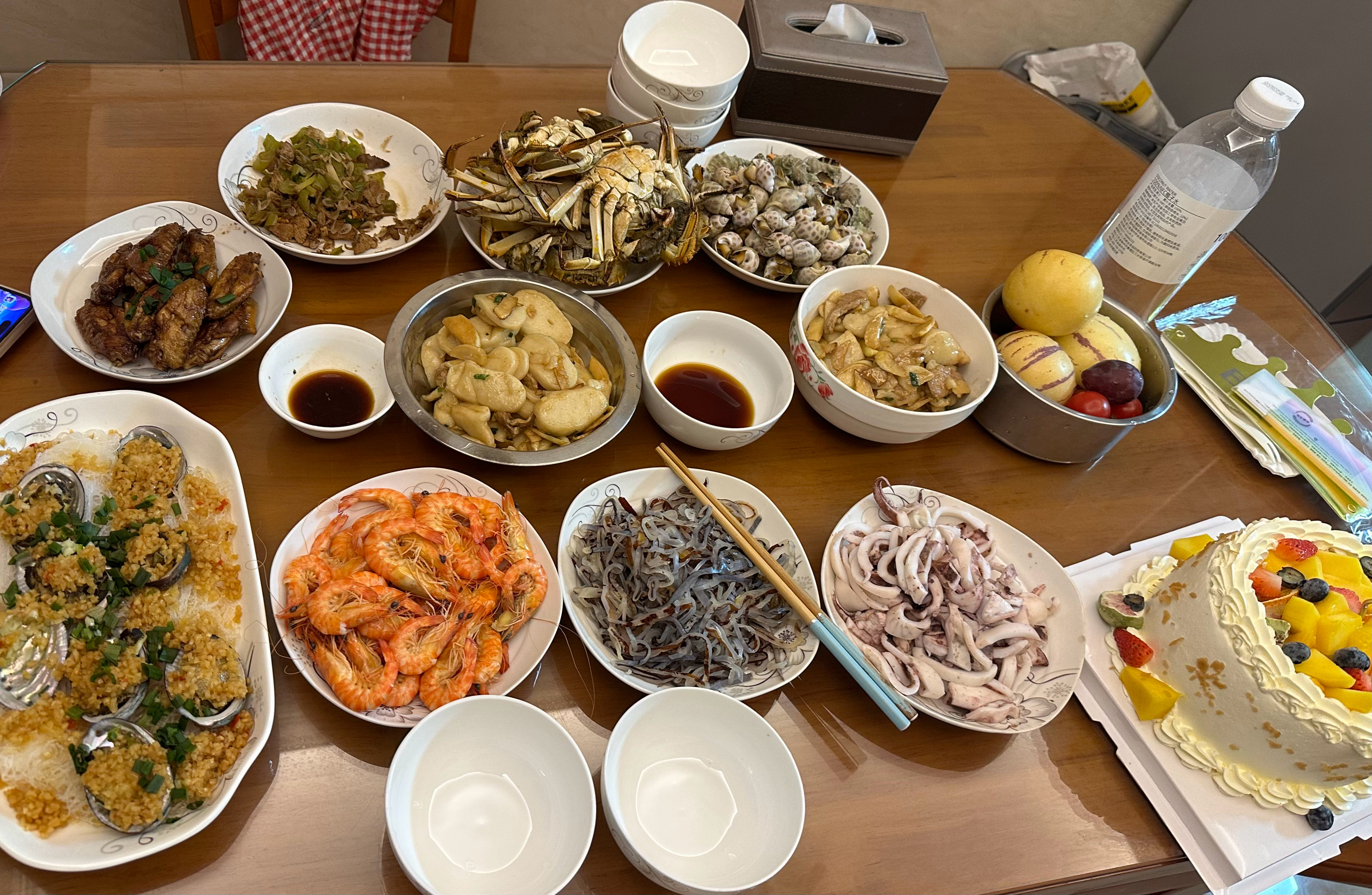 自从结婚以来 一直很庆幸是你 （一段时间的相处之后 很想发个长篇大论来表达一下自己的感受）
一开始讨论婚事的时候 公公婆婆就非常好商量 我们提的条件都是好的好的 无论是在风俗上还是在待客之道上都不曾减少 这次国庆回家 婆婆还特意给我补了一个生日 蛋糕是喊姐姐买的 牛肉饭是老哥做的 菜是婆婆做 ​