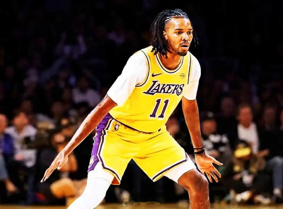 #NBA[超话]##曝湖人已确定四位首发#据《湖人国度》报道，湖人目前已有四名首发基本确定：卢卡・东契奇、奥斯汀・里夫斯、昆廷・格雷姆斯与沃克・凯斯勒。第五个首发席位的人选则悬念很大。 ​