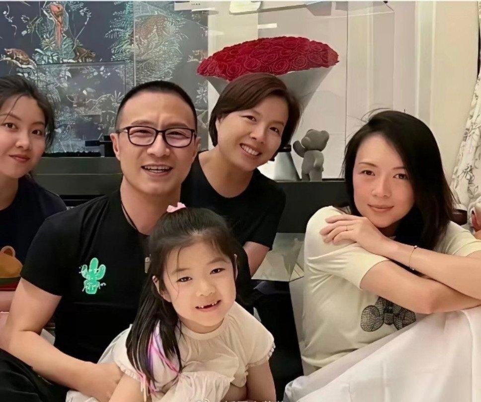 细看才懂章子怡离婚前那场合，旁人笑对镜头，唯她咬牙硬撑着。#章子怡##娱乐综艺圈[超话]# ​