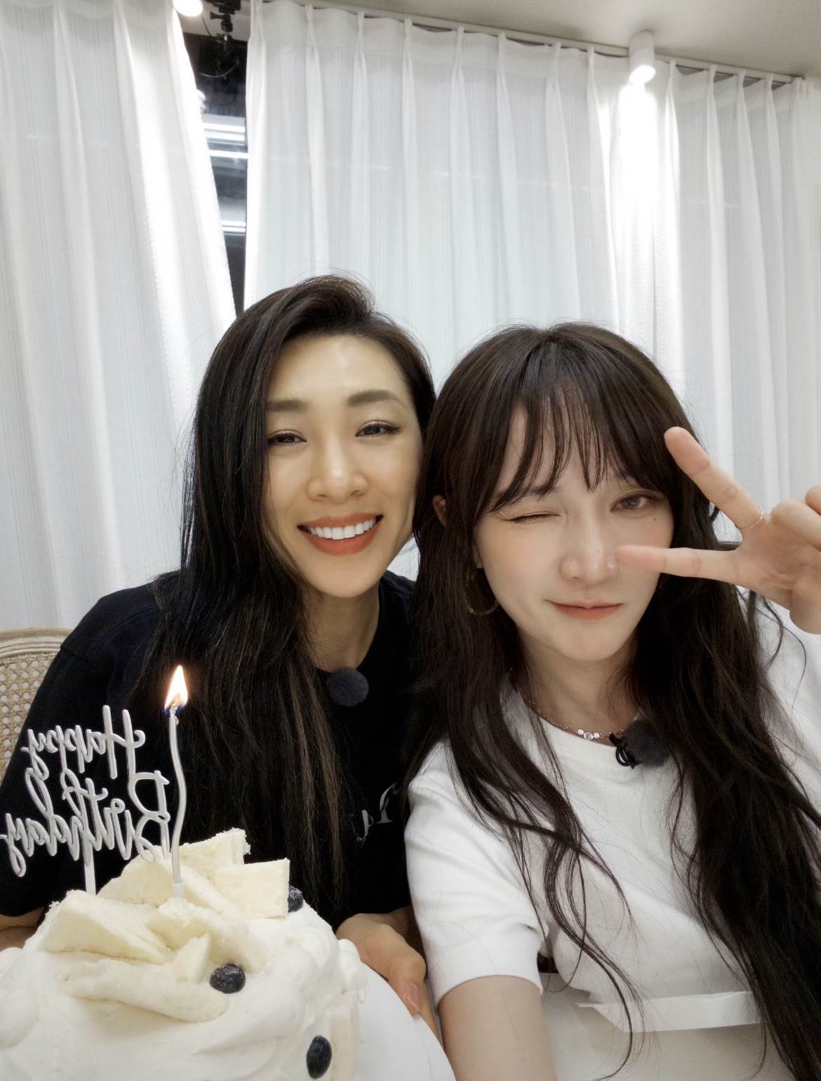 又是热闹的一周，和@M孟佳J  见面哪能不跳舞💃
来个小提问🙋‍♀️：佳出道当歌手的时候，我也同期成为了一名舞蹈老师，她的演唱会我看了不少，但她从来没看过我教课，这次就让她瞧瞧我为人师表的风采。你们可以猜猜她看课的时候睡没睡着？[鼾睡]