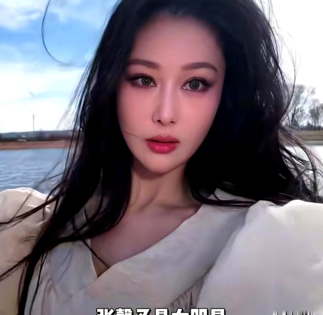 女明星被吐槽肿了丑了，换别人早发精修图辟谣了，张馨予直接甩出一句：脂肪是保命的！

这次她演的是个援藏女医生。人在高原，高寒缺氧，她发文说，浮肿憔悴才是角色该有的模样。那种气候环境，每天连轴转救人，根本没空画什么精致的妆容。援藏女医生，不需要女明星的精致。

网友这次出奇一致地站她：谁家高原大夫天天