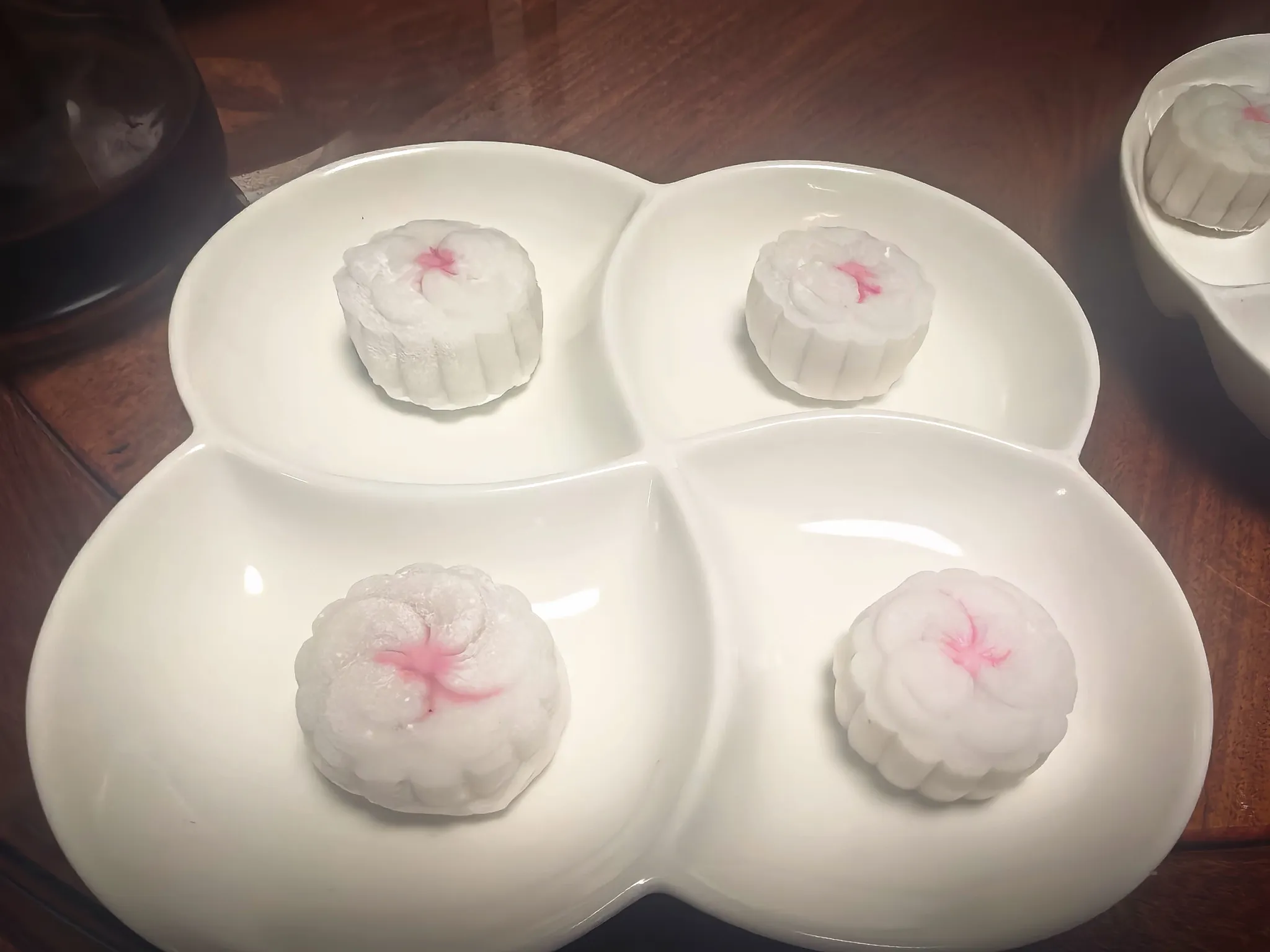 随着中秋节临近，今天在澳洲悉尼瓦卢咖徒弟小蓝他们别墅，教他们做月饼。他们要求做“