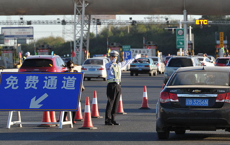 中秋高速不免费！这个决定让团圆路更“堵”心还是更安心？

各位朋友，9月25日（周五）至27日（周日）中秋小长假马上就到，但一个关键消息必须提前告诉你：**这次中秋假期，高速公路不免费！** 想趁机自驾出游或回家的，得先算好这笔“过路费”账了。

这可不是空穴来风。根据国家现行政策，**只有