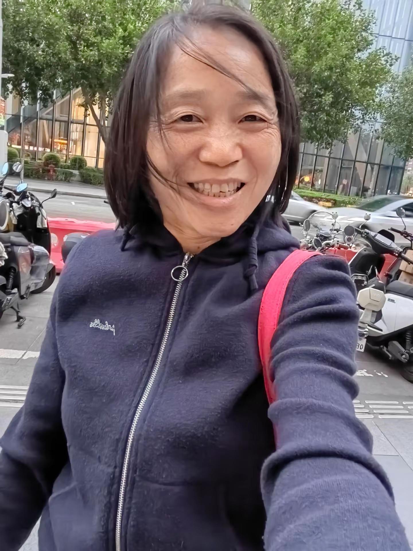 花城汇打卡拍张照记录一下，广州今天终于降温了，晚风吹来，我的头发也随风...