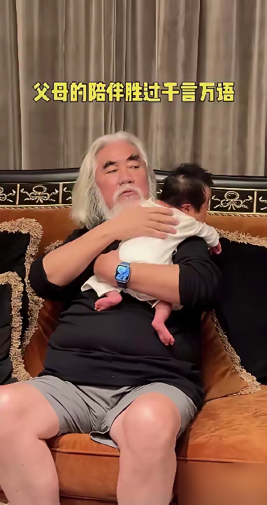 73岁张纪中被问拼五胎，老婆回了四个字。
直播间里有人追问，杜星霖直接甩出一句凡事皆有可能。底下评论炸了，都在算张导的年纪。相差31岁，结婚九年，生了四个。网友骂她图钱，她回得也冲：没抢你娘也没抢你女儿。
两口子前几天结婚纪念日开坦白局。杜星霖说当初看上的是那股子英雄气概，张纪中说是被她的真诚坚