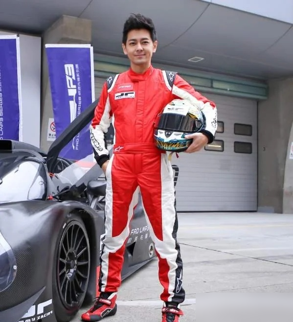 郭富城被港媒追着量身高几十年，愣是没急过眼，演唱会照样满场飞，谁提身高他都懒得接茬。
林志颖更绝，172的个子，儿子Kimi直接窜到180往上，网友揪着抓拍说长残了，他一句话怼回去：镜头畸变，基因随妈。
张卫健也不高，网上拿他开涮的段子一抓一把，可提起孙悟空、韦小宝，谁不竖大拇指。
郭麒麟最通