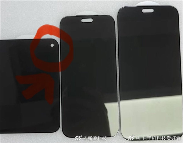 #iPhoneUltra正面首次曝光#从网传的iPhone Ultra正面照片来看，它采用打孔屏幕，没有了Face ID。这个用习惯iPhone的需要重新适应了，和其它厂商的方案差不多，等以后屏下技术成熟了，或许能看到屏下Face ID的苹果折叠屏手机。 ​