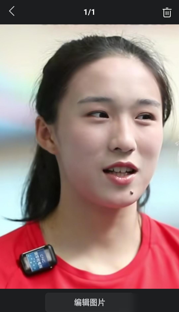 汪顺，你能不能当我姐夫啊。
17岁的小姑娘，刚在亚运会百米赛道跑出11秒06，破了尘封24年的纪录，转头就在全国直播的镜头前，给自己老乡拉起了红线。这松弛感，上一代运动员真没有。
但你要觉得她只是性格讨喜，就错了。这次亚运会她拿了3金1银，百米金牌、接力两金，200米银牌。全程步频峰值每秒4.8