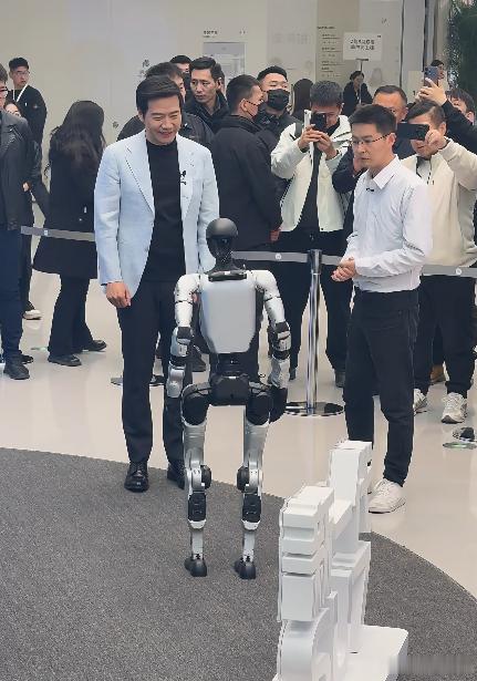 宇树科技上市，雷军爆赚100亿？雷总直播辟谣：我也是打工人，绝大部分收益都是投资人的。

昨晚雷军在个人抖音账号直播中，特意做了澄清，把"打新宇树赚了一百多亿"这个谣言给击破。

说得挺细。先撇清个人，说这钱是顺为基金赚的。又说也不是打新来的，是五年前就投进去的。
宇树8月19号上的科创板， ​
