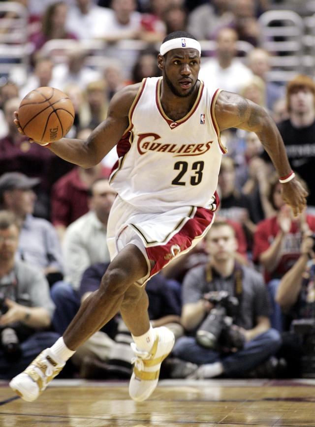 詹姆斯NBA生涯生涯拆开计算
每个阶段都能进名人堂
首先是詹姆斯的骑士第一阶段
虽然没有总冠军，没有戒指
但连续统治东部，连续打入总决赛
更是一阵二阵随便拿
去对比一下没有冠军进名人堂的
詹姆斯比他们可是强多了
比如麦迪之流都能进
那骑士1.0时期的职业生涯稳进
第二阶段不用说了，詹姆斯的热火生涯