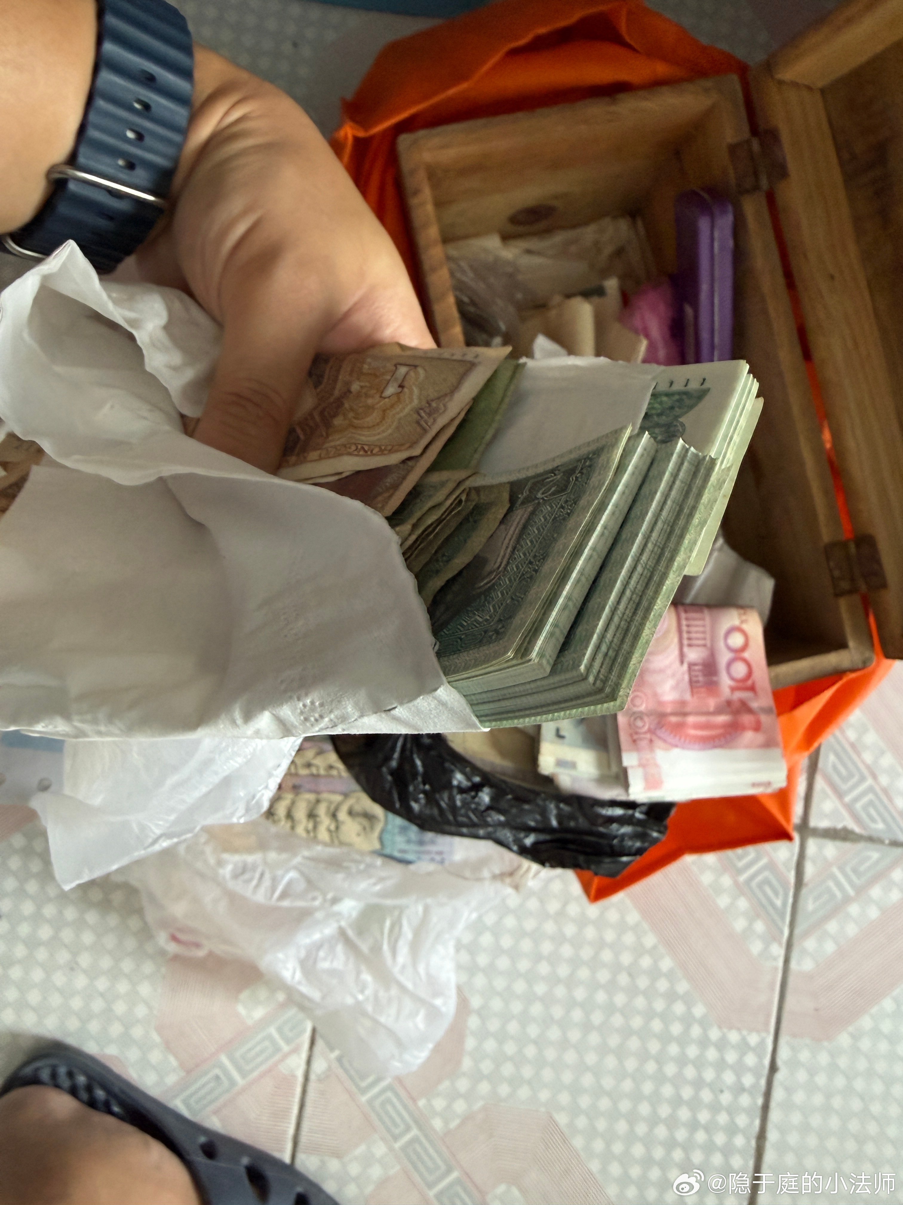 翻出了两沓崭新的2毛钱实体钱。

我爷爷特地去换的，当时我记得是去换了100块钱的零钱。

为啥需要2毛钱的零钱呢？

——————

很多武汉的小孩子可能都不知道，武汉的公交车曾经有过一段定价很奇葩的年代。[二哈][二哈]

那个时候，武汉街上主要是两种公交车。一种是普通车，投币1.2元（是的，我没 ​