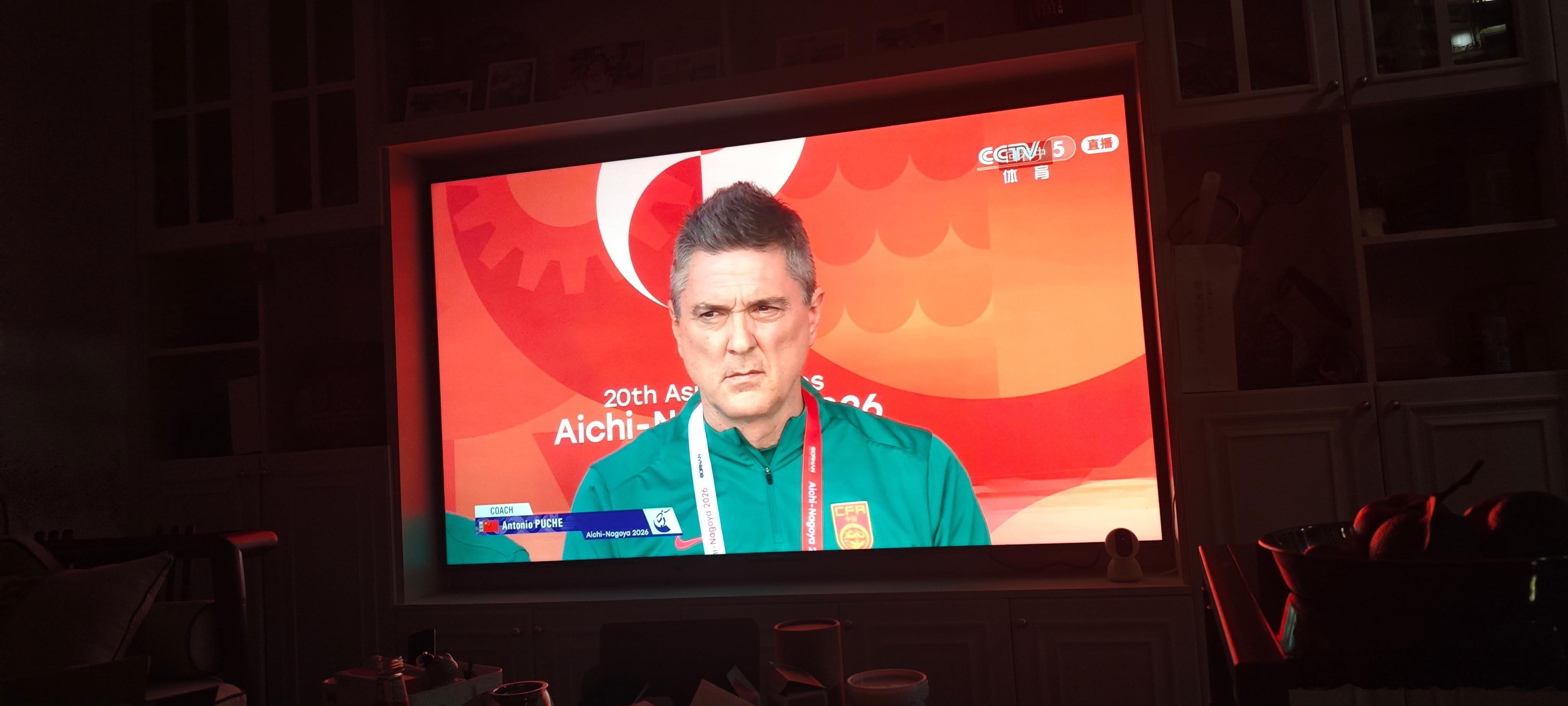 夜侃足球：都是国足，成年国足国庆期间丢尽了脸；U23亚运混成旅一路搏杀，国庆期间虽未屠棒子成功，但拼赢乌鸡夺得1枚宝贵的亚运会铜牌！U16国足西班牙教练带得好好的，不知为何突然辞职，战绩回暖时炒掉教练团队然后用中方教练，张耀坤主教练战绩难以令人信服，况且阿尔马赞率队战胜了韩国！说明中国 ​