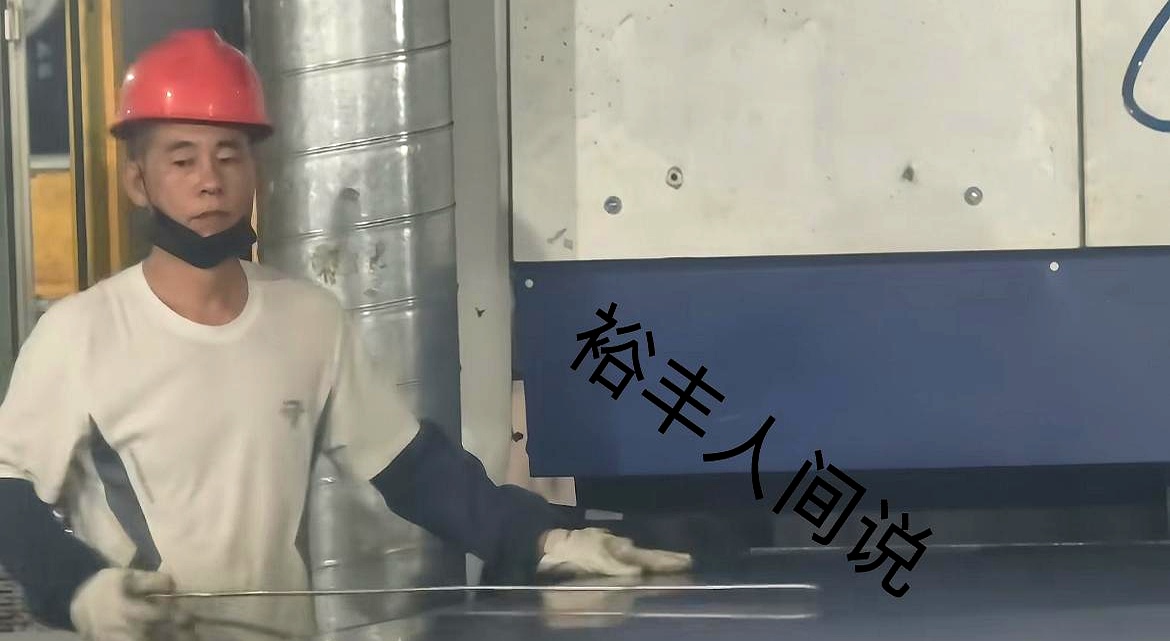 59岁的陈小春引发热议！
 

网友福州工厂偶遇酷似长相陈小春的男子，侧脸、年龄、眉毛、耳朵上的褶皱都与陈小春相差不大，低头工作的模样也颇为深思，更加让人感到巧合的是，这位大哥也姓陈。
 

视频一发出来，评论区立马炸了锅，大批网友疯狂在社交平台上喊话陈小春，让他赶紧来“认亲”，甚至还有人催着去做亲