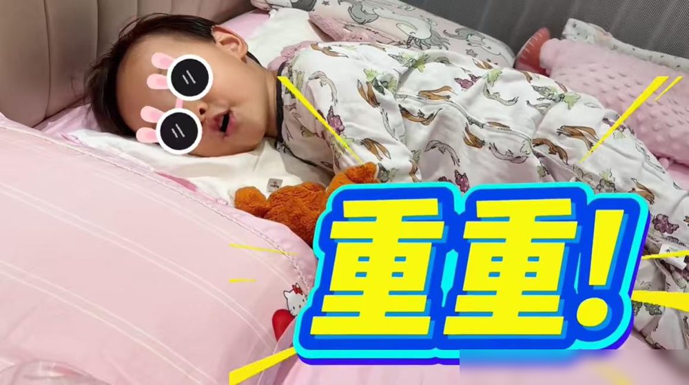 任重给女儿变完魔术，扭头回自己屋睡了。孙骁骁挺着二胎肚子，搂着3岁女儿嘻嘻，娘俩挤一张床。嘻嘻睡前必须听爸爸讲故事，讲完就挥手：爸爸走吧，我要妈妈。孙骁骁自己爆的料，说有了孩子后两口子一直分房。评论区炸了，有人羡慕“这老公真省心”，有人冷笑“感情早淡了吧”。可任重那边，8月刚官宣二胎，念老婆手写信念