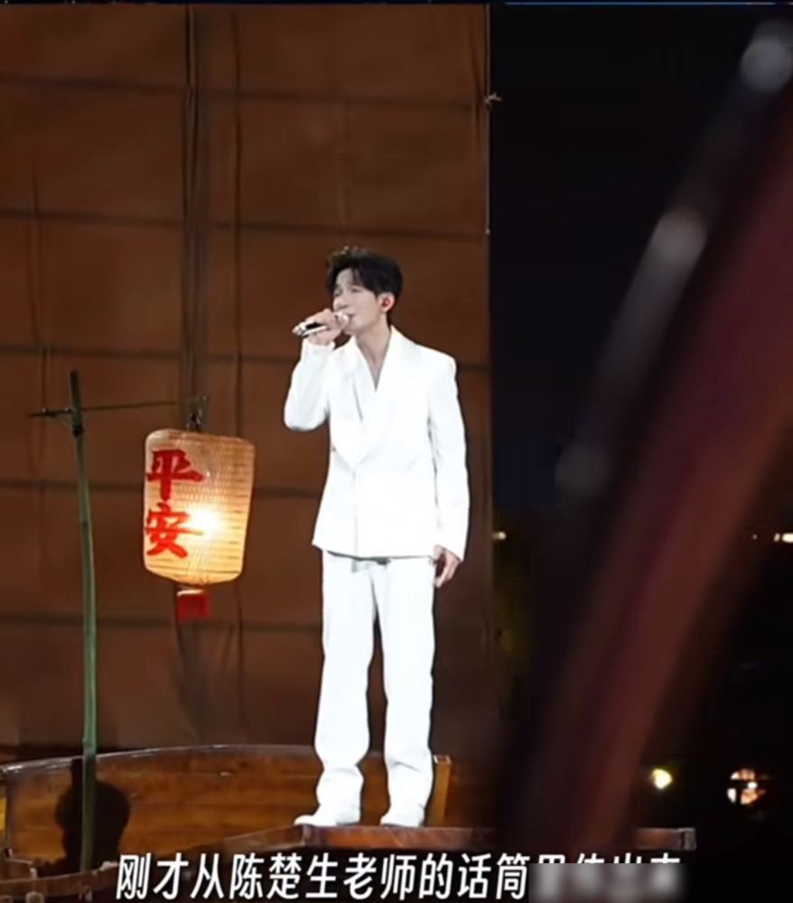 陈楚生祖籍潮汕，却从没完整唱过一首潮汕歌，你敢信？
央视秋晚后台，王晓慧直接放话：陈楚生老师一开口，旋律还没走完，人已经被拽进故事里了。
这次《月下煮茶》把电影里下海、送别、河边洗衣全搬上舞台。陈楚生坐在写实船舱里，全程方言演唱。
李思潼说，这舞台圆了影迷一个梦，角色没同框的遗憾补上了。
王