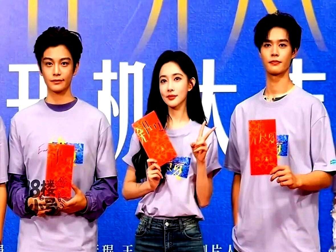 丁禹兮和孟子义新剧的路透图一出，观众的眼睛全黏在了旁边的男二身上。

这男二叫柯淳，本来是个拍短剧的。长剧圈一直有个潜规则，觉得短剧演员一进正规大组就得现原形，扛不住高清镜头。

结果他往男女主身边一站，肩宽腿长，背挺得笔直，眼神里透着股子不怯场的劲儿。不仅没被压住，硬是靠着骨相和气场抢了镜头，辨识