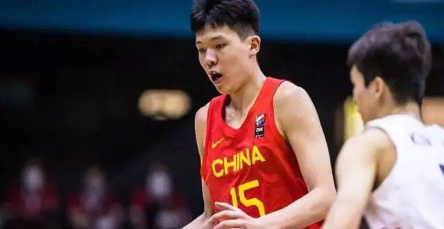 2米16的“中国约基奇”！杨瀚森：踏碎质疑，从淄博小胖到NBA首轮秀！


当19岁的杨瀚森在2025年NBA选秀大会上，以首轮第16顺位被波特兰开拓者队选中时，整个中国篮坛沸腾了！这是继姚明、易建联之后，中国球员在NBA选秀中的历史第三高顺位。从山东淄博的体校少年，到登陆NBA的中国首位山东籍球员