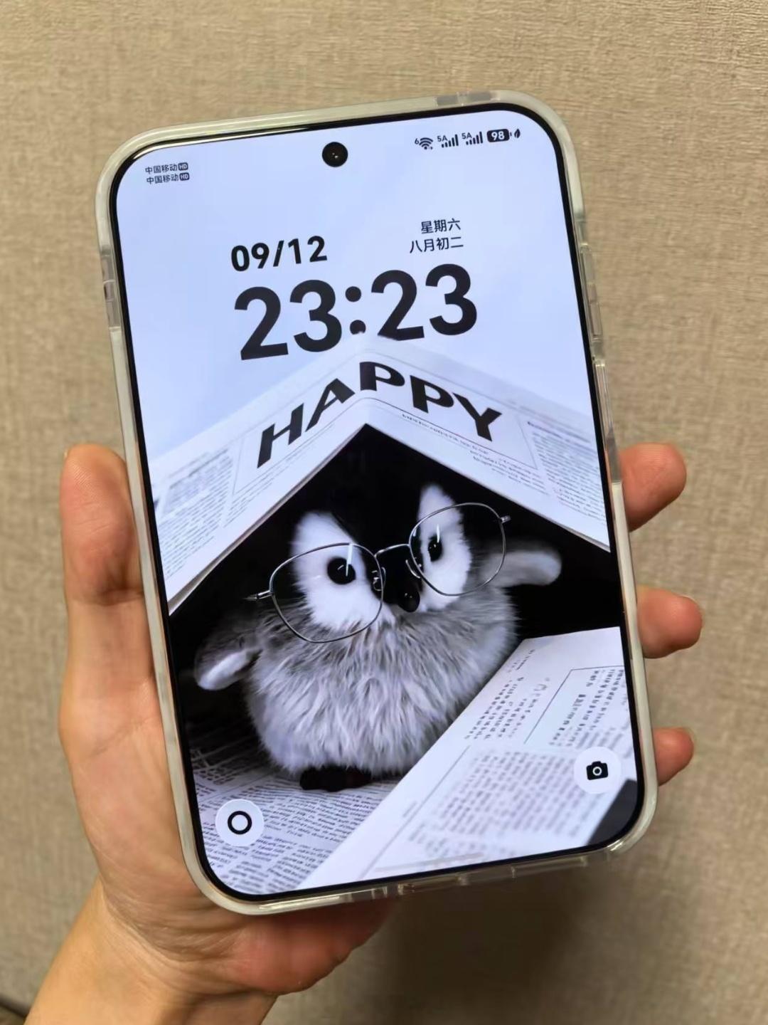 之前的Pura X View和iPhone 18 Pro系列刚出的时候，反正网上绝对是贬低多于夸赞，但是线下都是卖爆了的存在。

我今天悟了，其实拿手机来玩大型游戏的用户相对来说其实没那么多，像这种超过5000块甚至上w的目标群体一般是有一定工作能力的。

按现在的职场环境看有点时间刷刷微博看看短剧小说就不错了 ​