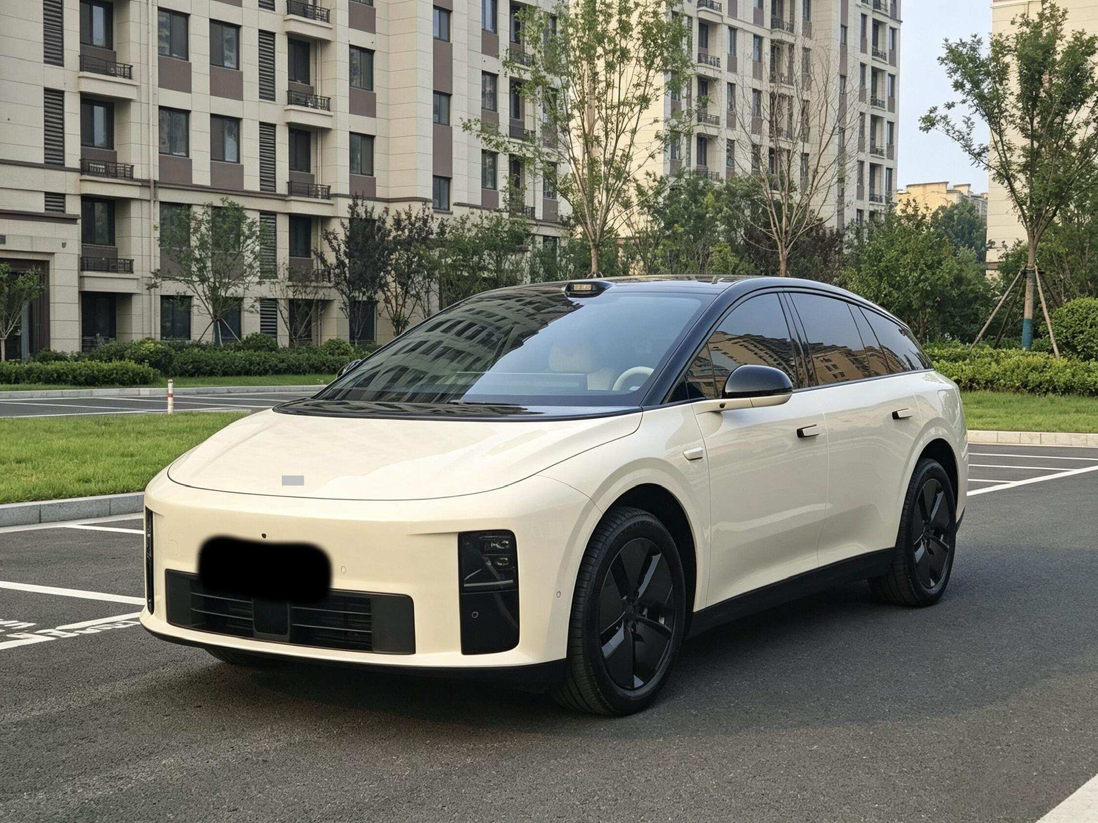 观摩过理想 i6，第一感受就是它很懂普通家庭的需求，整体调性温和不张扬。内饰氛围氛围感做得到位，坐进去会觉得很放松。可也正因为太偏向稳妥，就很难玩出个性。不会有明显短板，但想找到独一份的闪光点，好像也不太容易。【来自懂车帝车友圈】