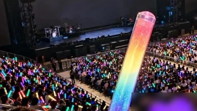 肖战南京演唱会，直接把“网络直播推流”给禁了，现场逮着一个清一个。
两场连开，单场25首歌起步，没嘉宾，不注水。人、票、证三合一，团队自己都没留内部票。最狠的是，场馆里架着设备想直播的，信号一露头就被掐，人被请出去。
有人骂管得宽，可你想想，你花1960买张内场，前面全举着手机挡视线，后排刷着免