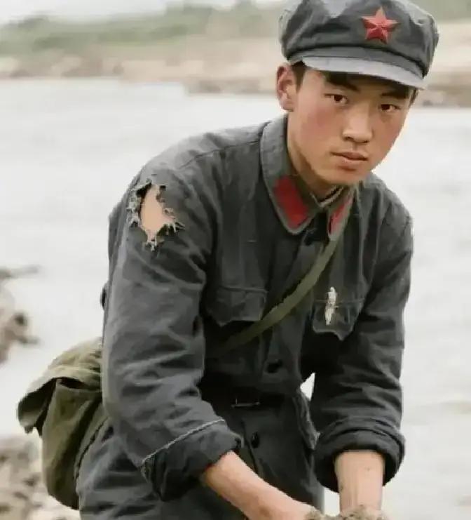 1929年，31岁的宋美龄怀孕了。蒋介石当晚下的命令是：谁走漏消息，按军法处置。
熊副官站在官邸回廊的阴影里，看着一名亲信侍卫被悄无声息地调往汉口。他知道，这只是一个开始。命令是封口，但真正的较量，在命令下达的那一刻才真正开始。
三天后，宋美龄的卧房外多了两名护士。她们是宋霭龄从上海广慈医院请来的，