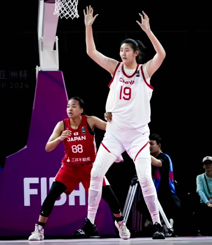 身高两米二六的女篮巨无霸张子宇，在球场上接连失误，大家放大照片才震惊发现，她的五根手指居然没办法正常伸直。主教练宫如明透露，这是因为她骨骼发育太快导致肌腱没跟上。原本被视作无敌神力的女巨人，如今却因为这双弯曲的手指遭遇进攻瓶颈，甚至连球都抓不稳，中国女篮对她的培养模式也跟着引发了热议。

主要信源：