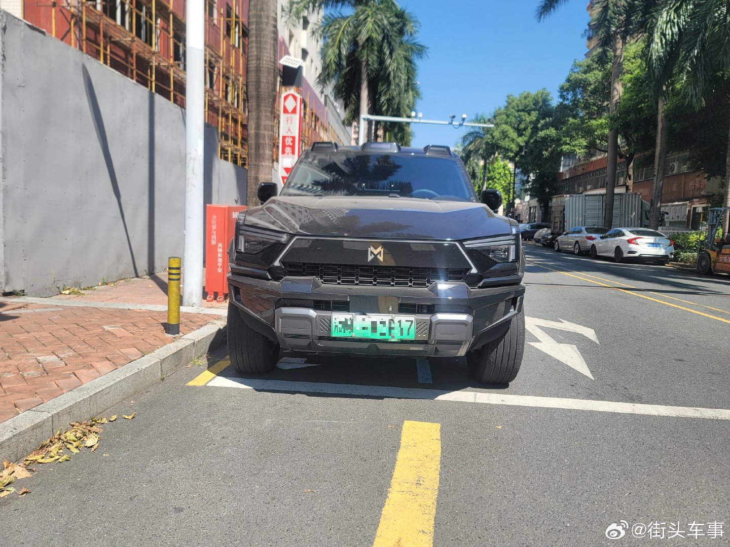 无论哪个角度，也拍不出你的霸气！猛士M817！
#东风猛士##越野##硬核# ​​​

#微信适配iPhoneDuo版本# 我就说嘛，这么新奇的玩具，以企鹅家员工的购买力，恨不得人手一部，怎么可能不适配！ ​