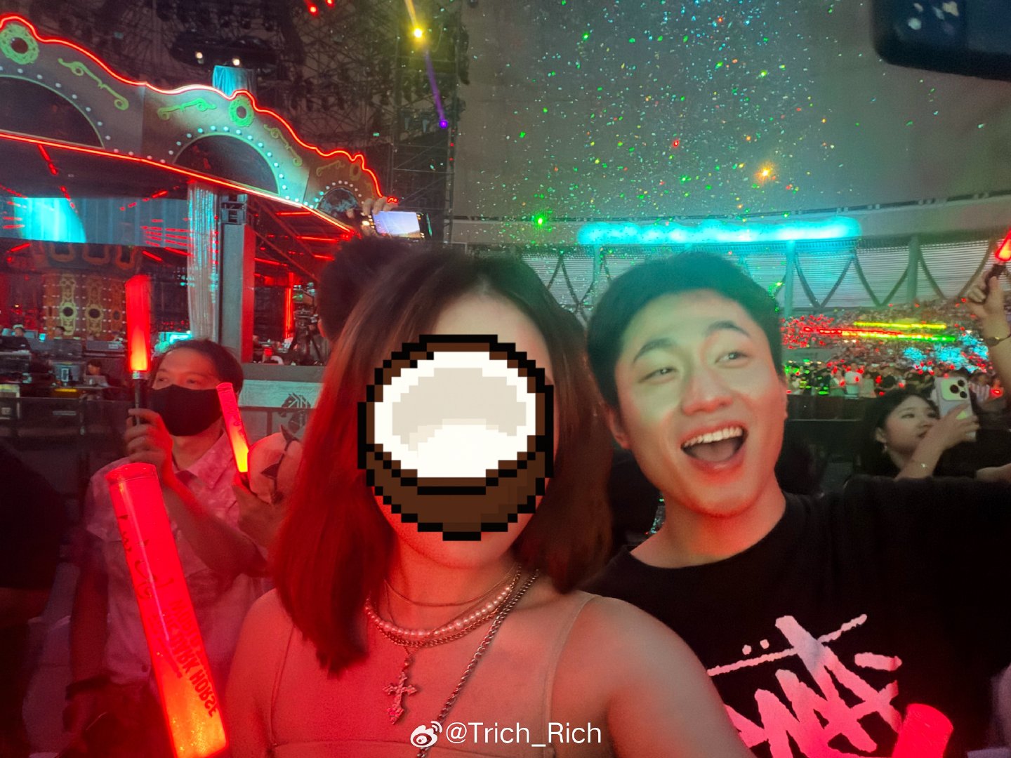 某人兴奋得一直睡不捉瞌睡
从看演唱会那个嘴角都没下去过
平时拍照一点都拍不出这个笑容
果然他最爱的还是李荣浩[吃瓜] ​