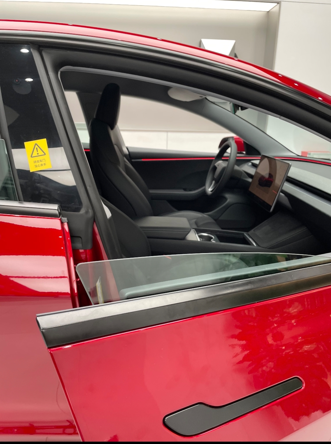 隐藏式门把手，炫酷设计背后的安全考量 特斯拉带火了隐藏式门把手，好看是...