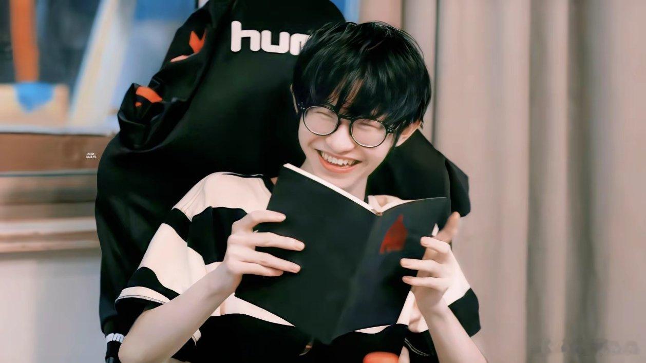 #一诺xbc[超话]# 朋友说我可别傻了可是他的微笑好甜 ​