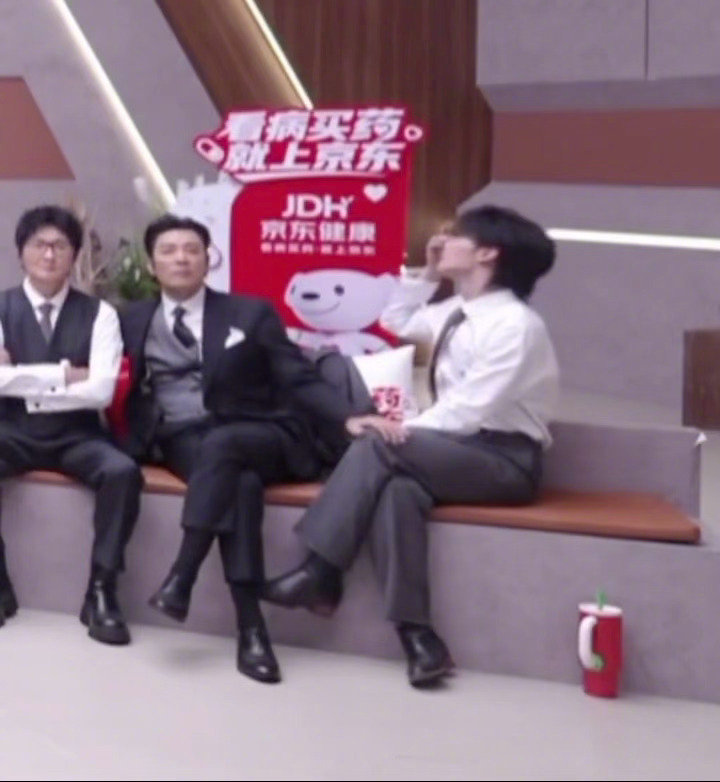 #茶花开了唱哭王赫野# 三公破防名场面，小沈阳部落一曲《茶花开了，该回家了》，把台下的王赫野唱到抽泣。从偷偷抹泪到控制不住情绪，歌声勾起对父亲与奶奶的思念，很多情绪平时压在心底，却会被一首歌轻易击穿，游子心底藏的牵挂，太让人共情。#披荆斩棘# ​​​