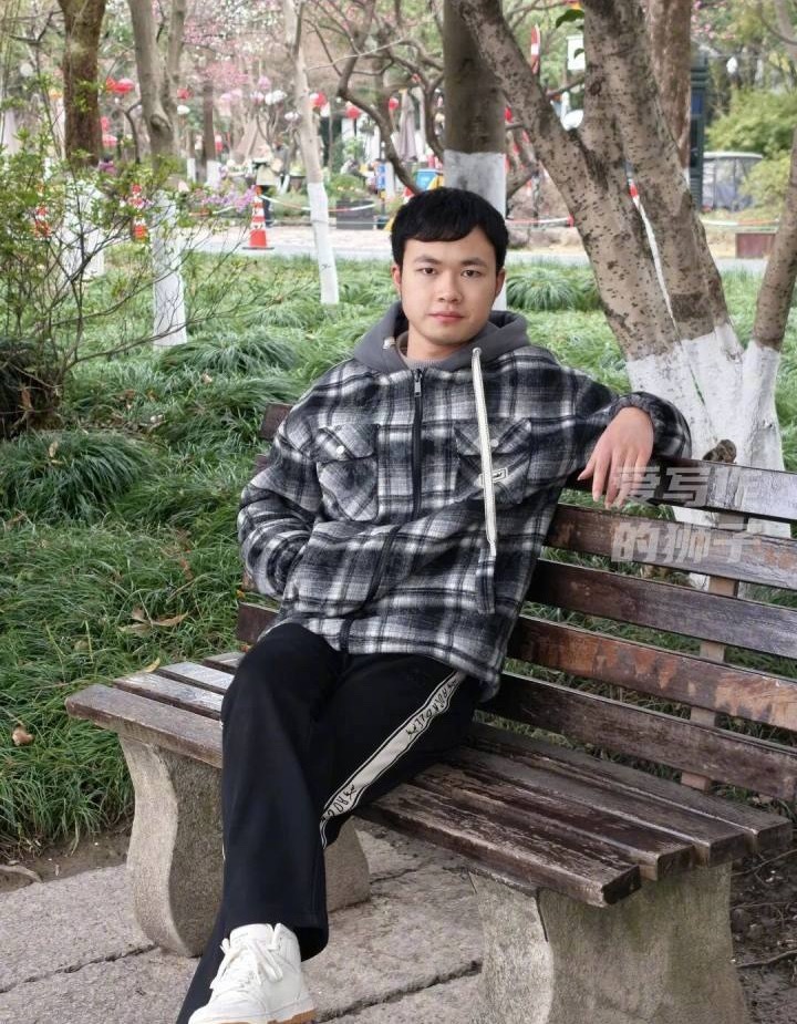 #北大回应男生复读一年再次考上北大#

693分上北大，第二天决定复读。今年714分，全省第二，考进北大图灵班。

就因为他想学计算机，而医学部转不了本部。多少人劝他“北大光环够用了”，他不干。宁可再来一年，也不将就。

有人说他占用名额，可这分数是他自己考的，不是偷的。有人说风险太大，他自己 ​