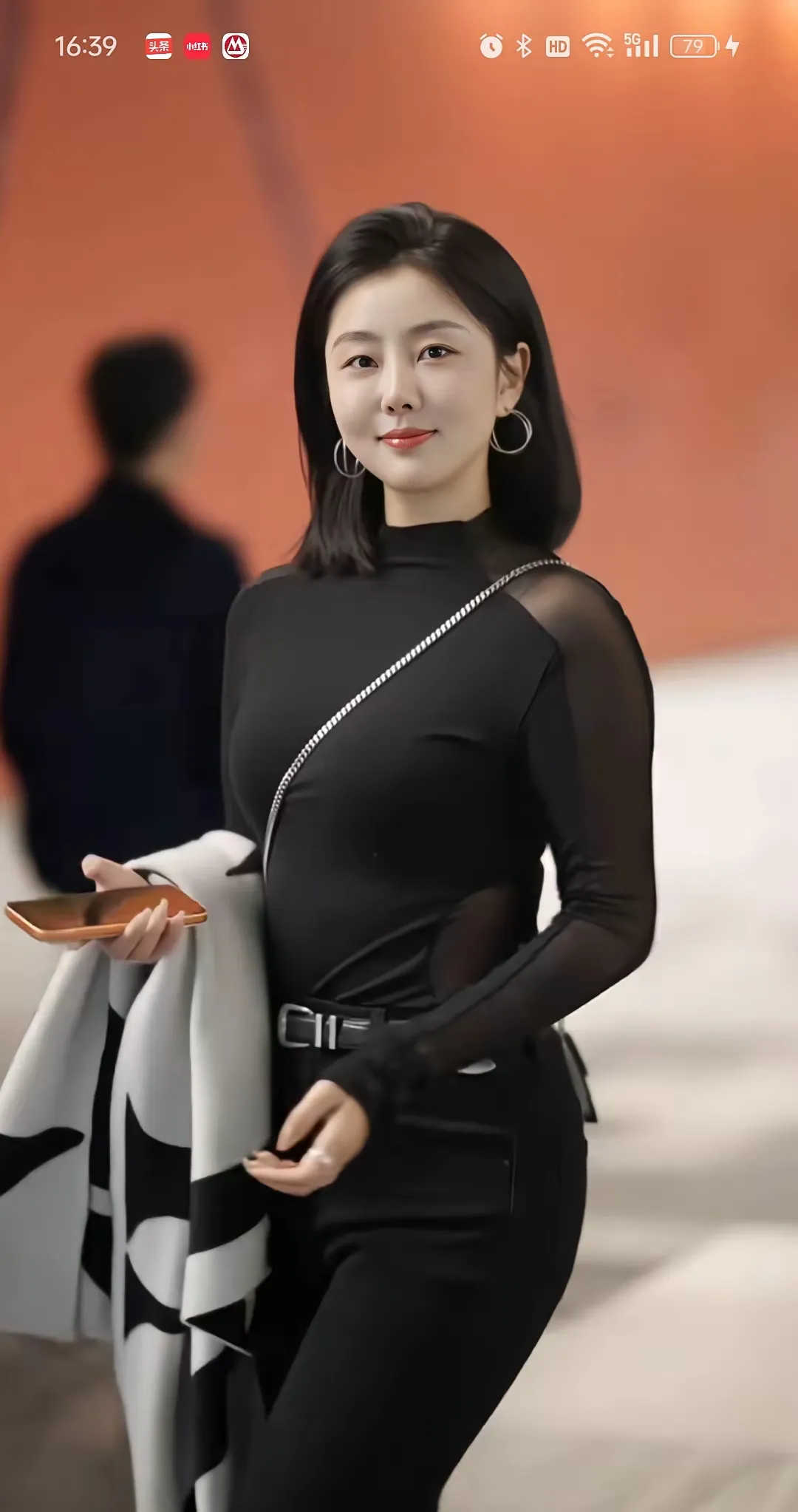 街拍，黑色系穿搭。