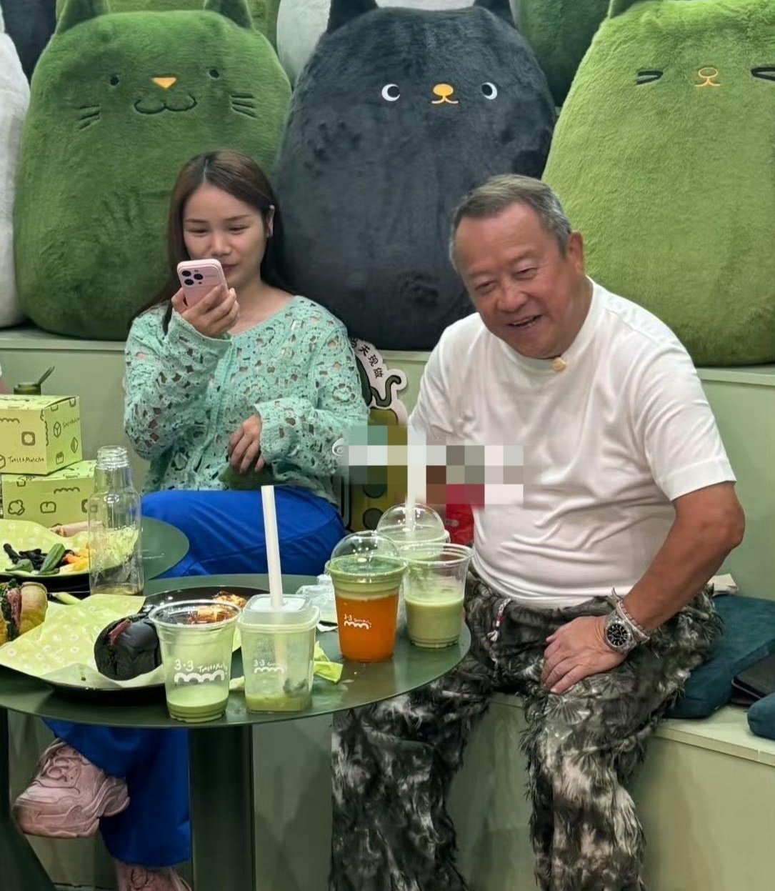 73岁曾志伟在广东奶茶店被女粉丝撞个正着，圆滚滚站在那儿，看着比不少年轻人还有精神。

偶遇图里，他身材发福，脸色倒是红润，整个人松弛得不像老牌艺人。
很多人一看到“胖”就爱开嘲，可人家都这个年纪了，还能出门喝杯奶茶，跟路人打个照面，已经够接地气。

娱乐圈里镜头前端着的人不少，私下里能这样普通地站