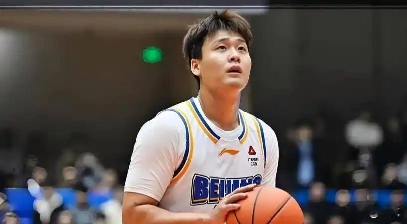 全网为中国男篮参加亚洲区世预赛推荐一名组织后卫，大家首先想到的就是前男篮队长赵睿，有组织有得分，身体素质对抗亚洲后卫没问题！但赵睿因伤病等个人原因在北京休整。俱乐部在雅安参加四大洲男篮国际挑战赛也不上场。实际上2026年初赵睿已卸任中国男篮队长职务，现任队长是赵继伟。‌‌