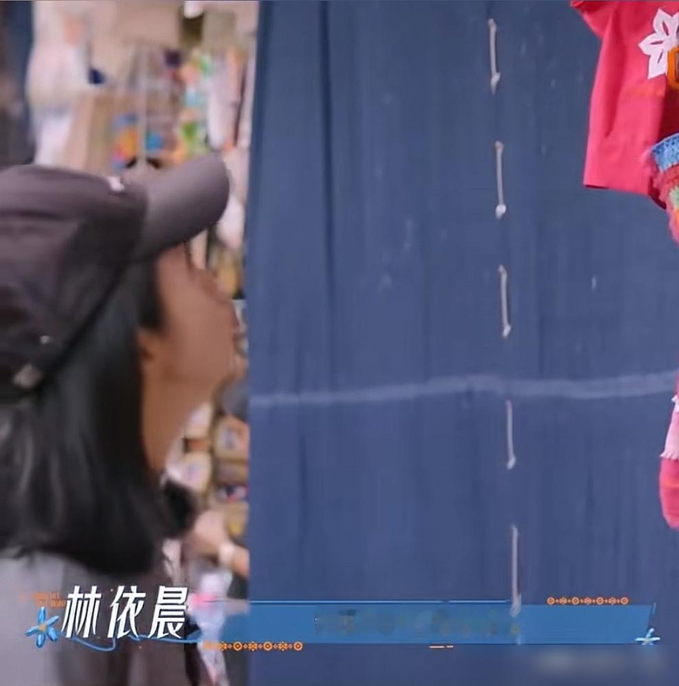 林依晨坐公交去片场，婚戒都要等员工内部折扣才买。你敢信？
当年演袁湘琴，多少人以为她本人就是个傻白甜。结果她自己在访谈里说，她性格更像江直树，沉、冷、算得清。
问她怎么用这性子演活那个莽撞鬼，她只回一句：骨子里都有股不服输的韧劲。
被捧了十几年零负评女神，她倒先怕了。说自己一度死磕完美，后来想