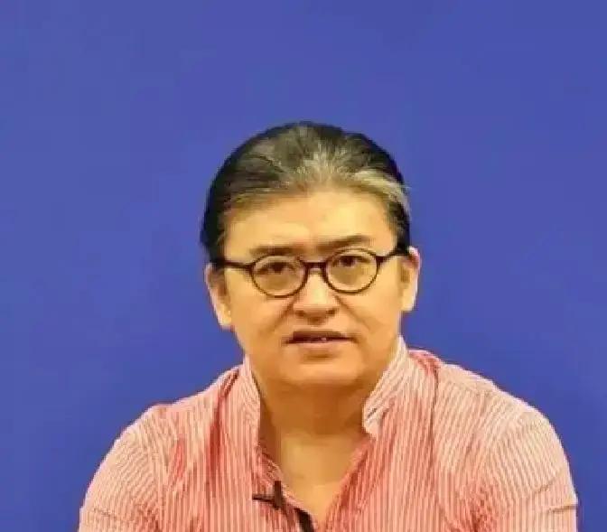 现在的明星歌手恨不得把档期塞满，全国几十个体育场挨个收割，唯独乐坛大哥大刘欢，大半辈子加起来居然总共只办了三次个人演唱会。
这事放在如今巡演卷上天的娱乐圈，简直不可思议。
换成别人，顶着这种家喻户晓的国民度，随便定几个城市走一遭，光门票和商业赞助分成，几辈子都花不完。
可刘欢倒好，2004年办