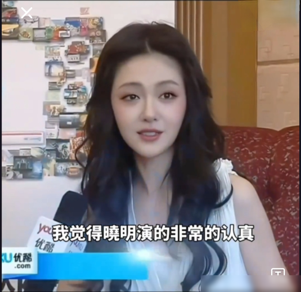 记者当众问黄晓明垫木板，现场没人接话。大S一把拿过话筒，三句话把场子救了回来。
她先说晓明演得认真，各方面都用心。接着甩数据：搭戏的林嘉绮穿鞋195，不垫板子根本没法同框，这是技术活不是丢人事。最后补一刀，我自己跟林嘉绮对戏还垫木箱呢，怎么了？
不卑不亢，没一句废话。既把同伴面子护住了，又没跟记