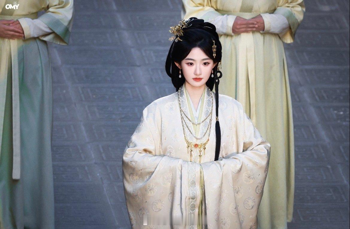 #原来田曦薇扇的是杨雨潼##杨雨潼嫁金钗巴掌脸美人# 《嫁金钗》一开局，两位大美女的画风怎么差这么多哈哈哈！田曦薇演的君黛上来就是雷霆手段，被扇的就是杨雨潼演的谢画楼，顶着一张精致巴掌脸挨扇，哭起来又委屈又漂亮。邪恶垂耳兔怒扇软萌小白兔，想看后续！ ​