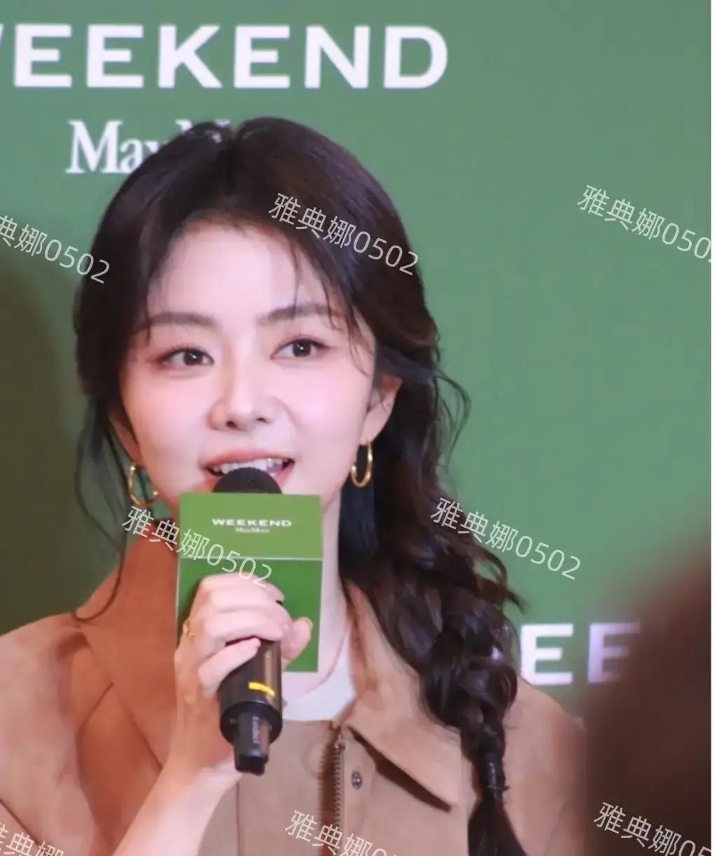 34岁的谭松韵，这次在成都万象城露面，终于还是让人看出了岁月的痕迹。
哪怕她扎着减龄的麻花辫，穿着显嫩的格子裙，站在台上极力挤出标志性的甜笑，可高清生图一出来，脸颊的浮肿和眼底藏不住的疲态，还是把现实撕开了一个口子。
娃娃脸确实耐老，但花期再长，也有到站的时候。
这些年她靠着娇小身材和一张肉嘟