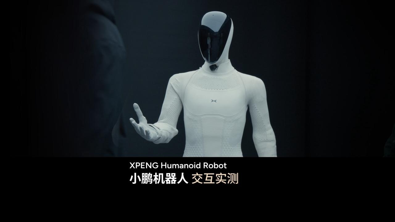 昨天的财报电话会议里何小鹏聊了很多和机器人相关的信息。

- 机器人业务首轮超 9 亿美元融资、投后估值约 430 亿元，IDG 领投、腾讯阿里参投，何小鹏 6 月起亲自兼任机器人业务 CEO。

- IRON 全身 76 个自由度、3 颗图灵芯片 2,250 TOPS 算力，灵巧手采用直驱方案，每只手 21 个自由度，尺寸厚度与成 ​