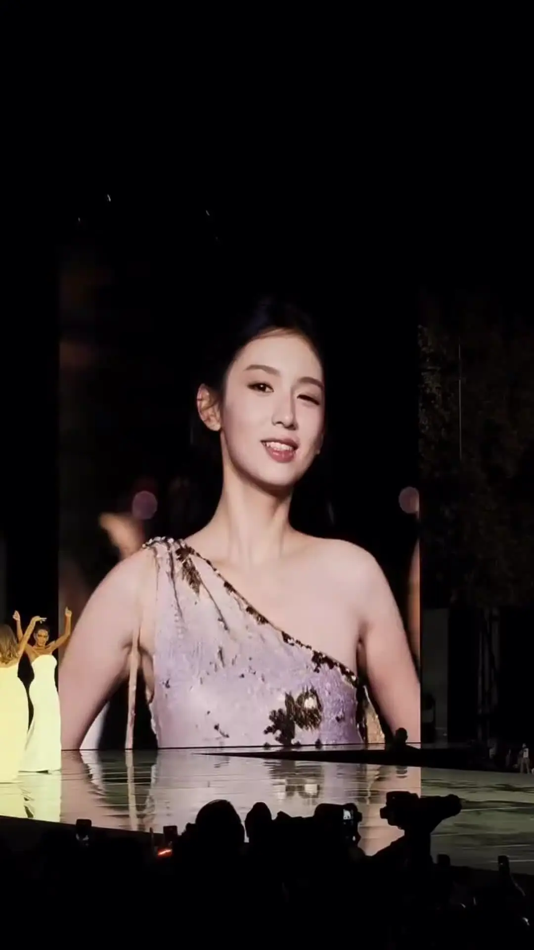 过去六年我因为有周也的存在而感到幸福，也子的笑容、美丽、优雅总是那么治愈周也 周也颜值