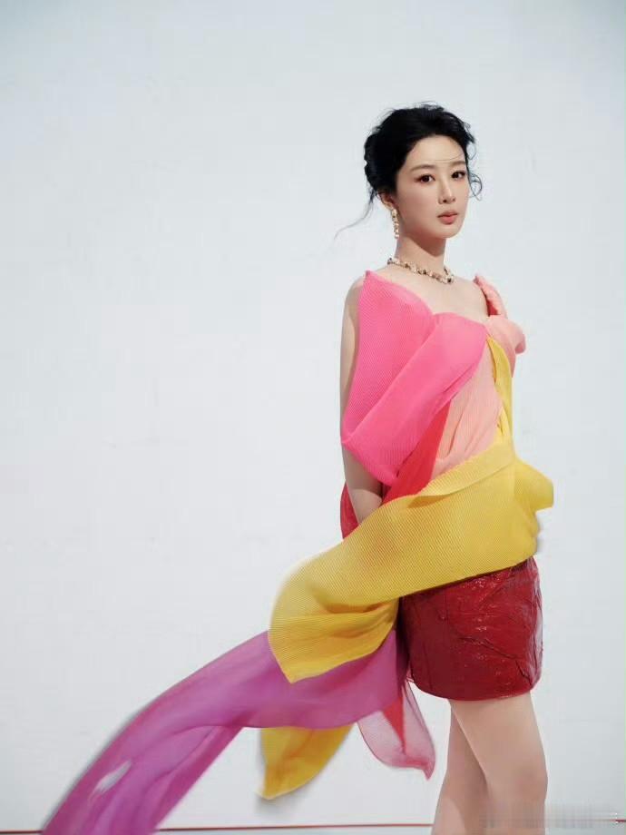 杨紫这两套衣服
说实在的我是真的欣赏不来，一套黄色温柔但和时尚完全不沾边，一套艳色靓丽搭配体现不出杨紫的特点，这两套衣服普通人都很难会去买，但是杨紫穿去了时尚盛典，我觉得她真的太信任给她做造型的人了，这次她经纪人也是有点责任的，杨紫时尚资源这两年好不容易上升了，但是昨晚这么一闹，感觉前两年的努力真的