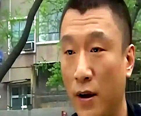 忙活一年，挣了30万。

高群书把420万身家全砸进去拍《征服》，最后450万卖给了一个开饭店的女老板。

剧火了，老板赚得盆满钵满，孙红雷一夜成名，他自己就落下这30万。

当年孙红雷一集片酬才一千块，全剧实景硬拍，没有一个投资人敢接盘。

拿到那笔钱，高群书没抱怨，转身又投进了下一部戏。

有些