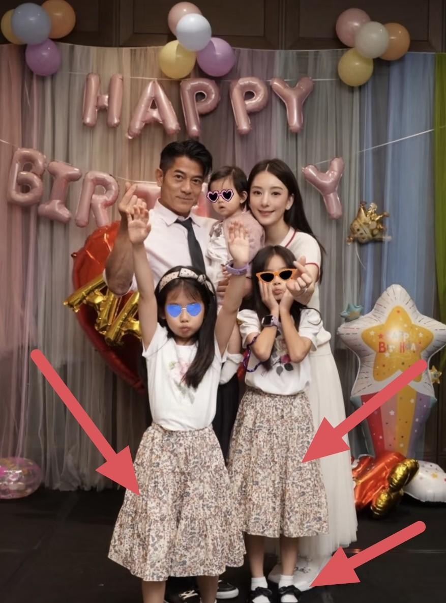 郭富城和方媛结婚这么多年，外界总盯着老夫少妻的八卦，却很少有人发现他们养娃的这个细节。
方媛前些天晒出一家人庆生的合照，画面里两个小姑娘打扮得几乎一模一样，从裙子到鞋子全套同款，扎着相似的头发，打眼看过去简直像对双胞胎。
多子女家庭里最难平衡的就是一碗水端平，更别提是在万众瞩目的明星家里。
很
