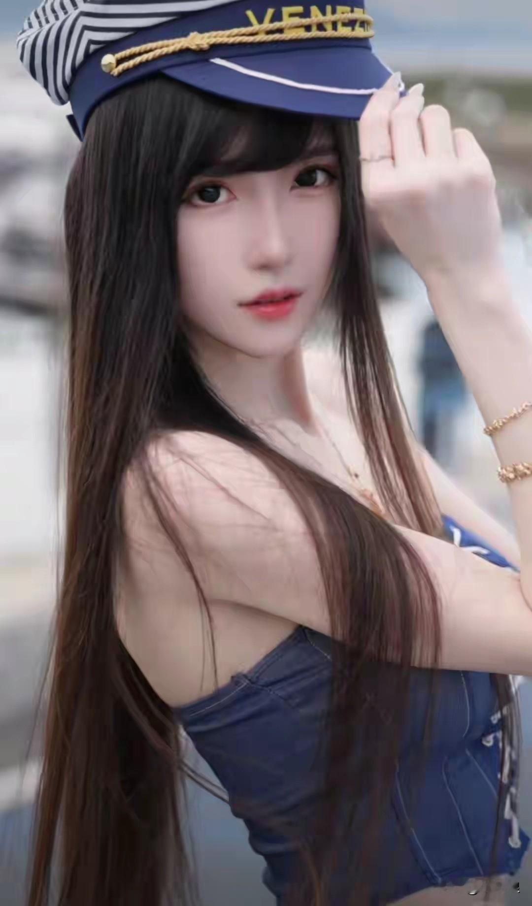 颜值天花板腐团儿，小吊带配短裤秀热辣身材